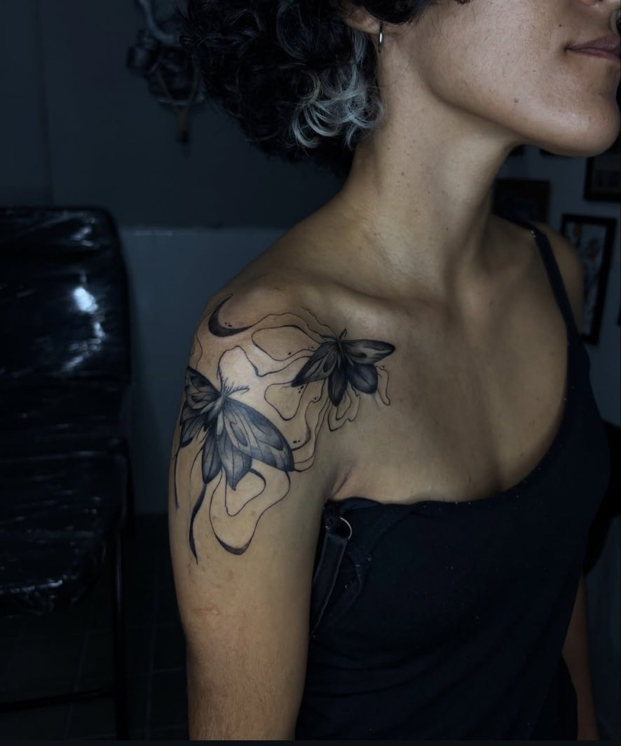 Tatuagem fine line de borboletas no ombro
