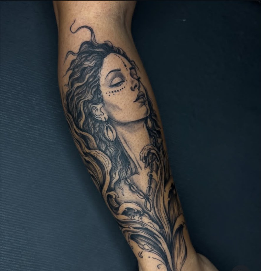 Retrato feminino realista tatuado na perna em preto e cinza